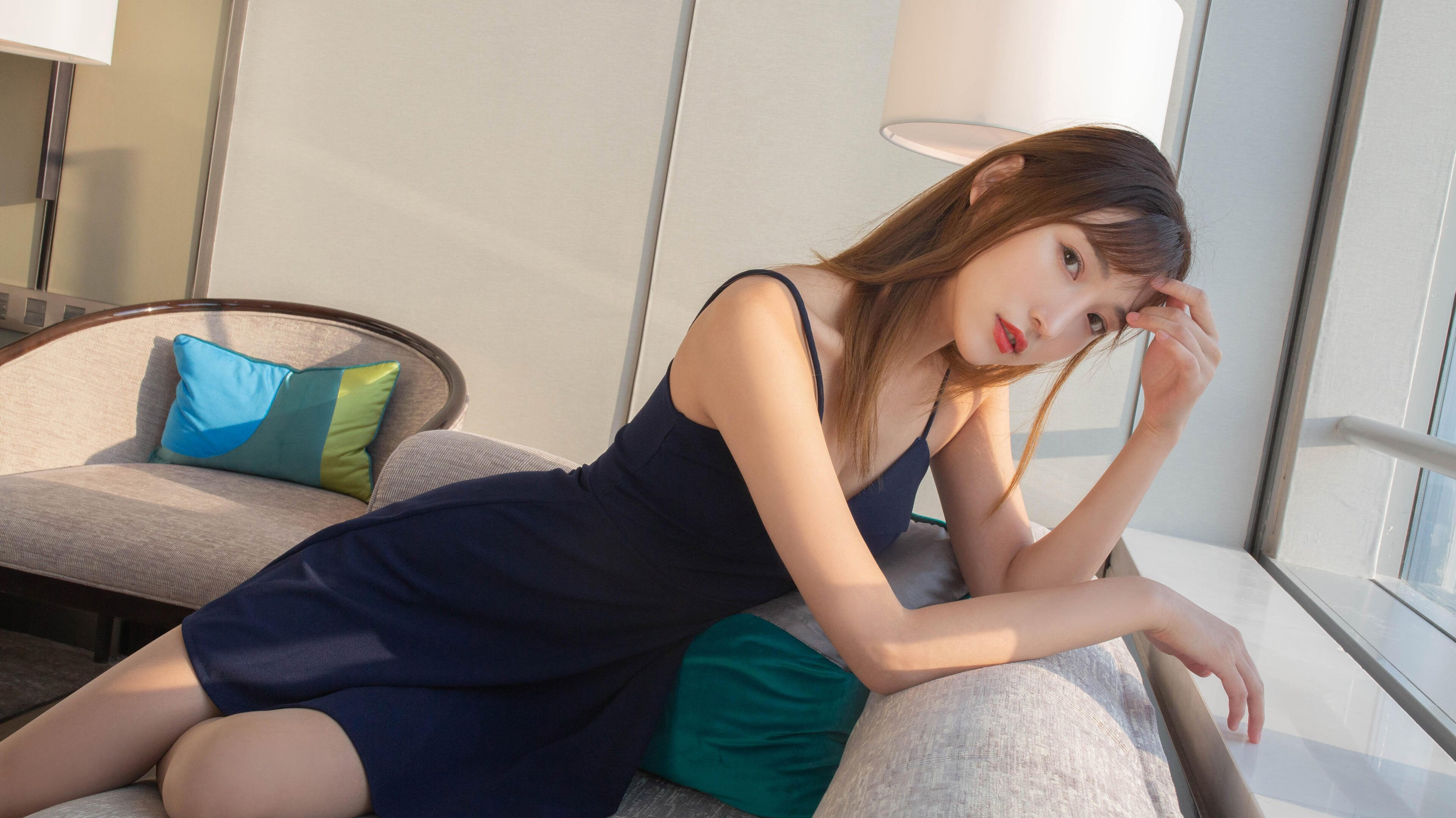 “羽毛球:简阳文体中心赛场上演绝妙击球与战术博弈”